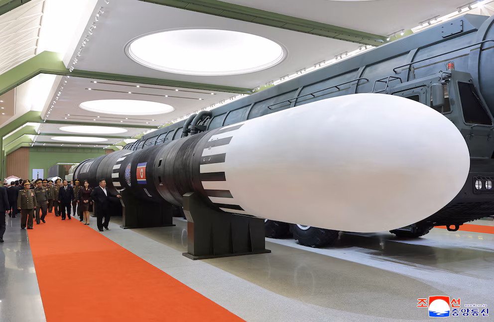Kim Jong Un exhibe el misil Hwasong-20 con alcance global a las puertas de una posible cumbre con Donald Trump