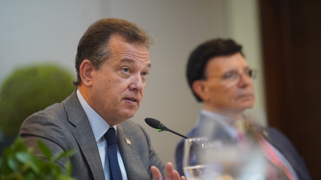 El ministro de Relaciones Exteriores, Víctor «Ito» Bisonó, explicó la razón técnica y legal por la cual el país no despliega tropas en suelo haitiano, atendiendo a los protocolos internacionales de las Naciones Unidas