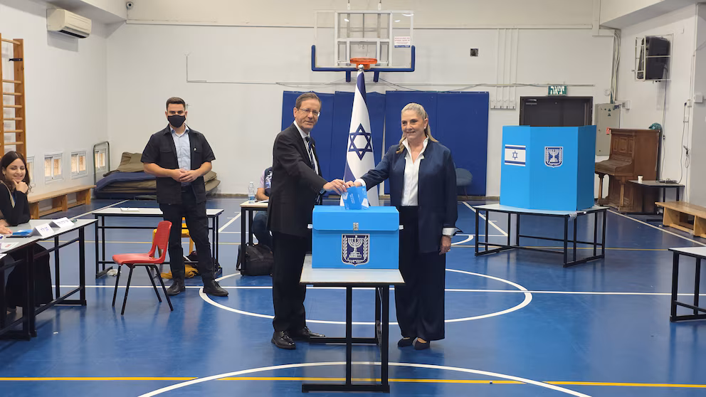 El presidente Isaac Herzog votó en Israel y pidió proteger la democracia en unos comicios clave tras el 7 de octubre