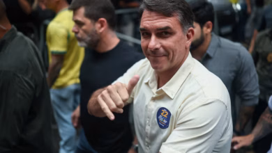 Flávio Bolsonaro ejerció su voto en Río de Janeiro y pide el cambio: "Brasil no aguanta más"