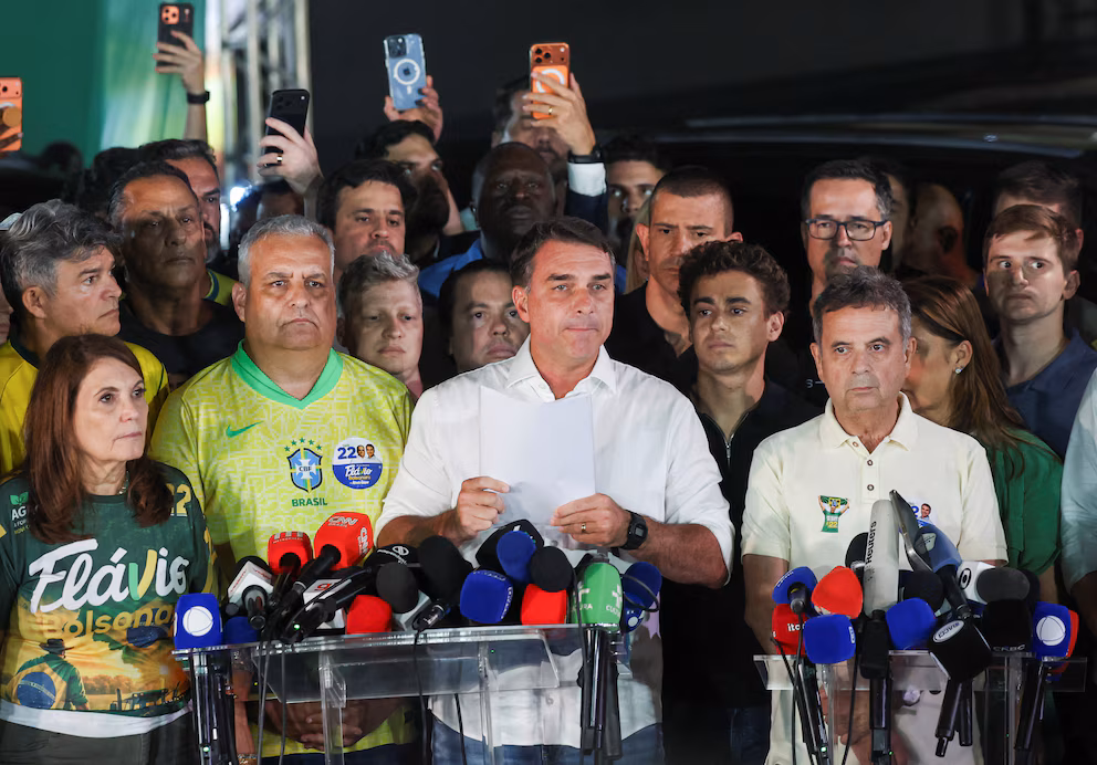 La Justicia de Brasil prohíbe la salida del país a Flávio Bolsonaro tras abrirle investigación por lavado de dinero