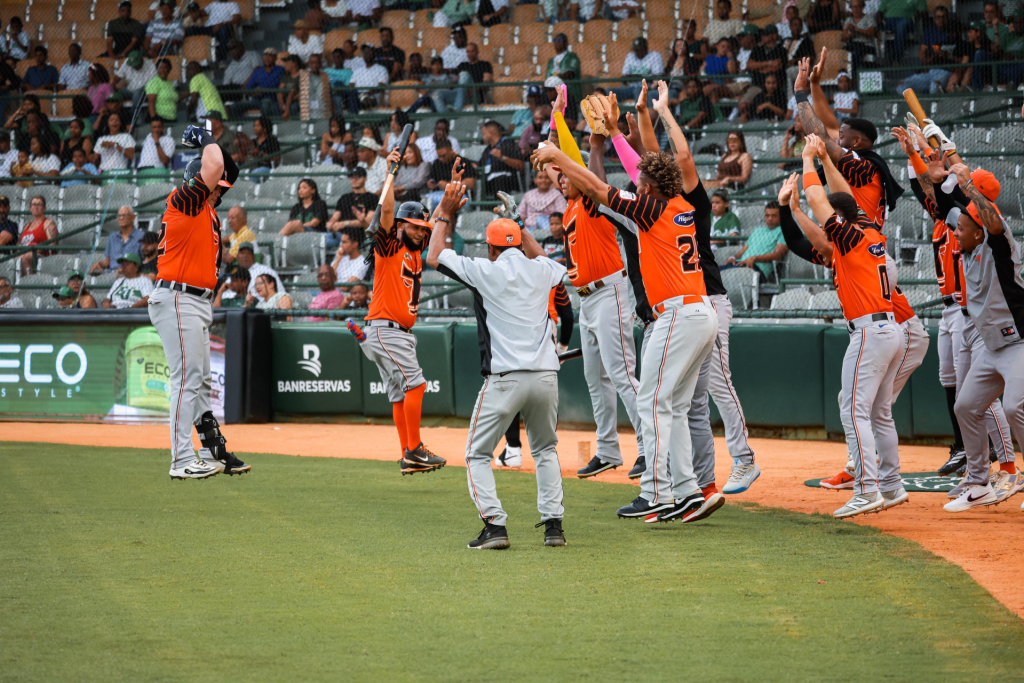 Toros castigan a las Estrellas con dos jonrones y se llevan el triunfo 6-4